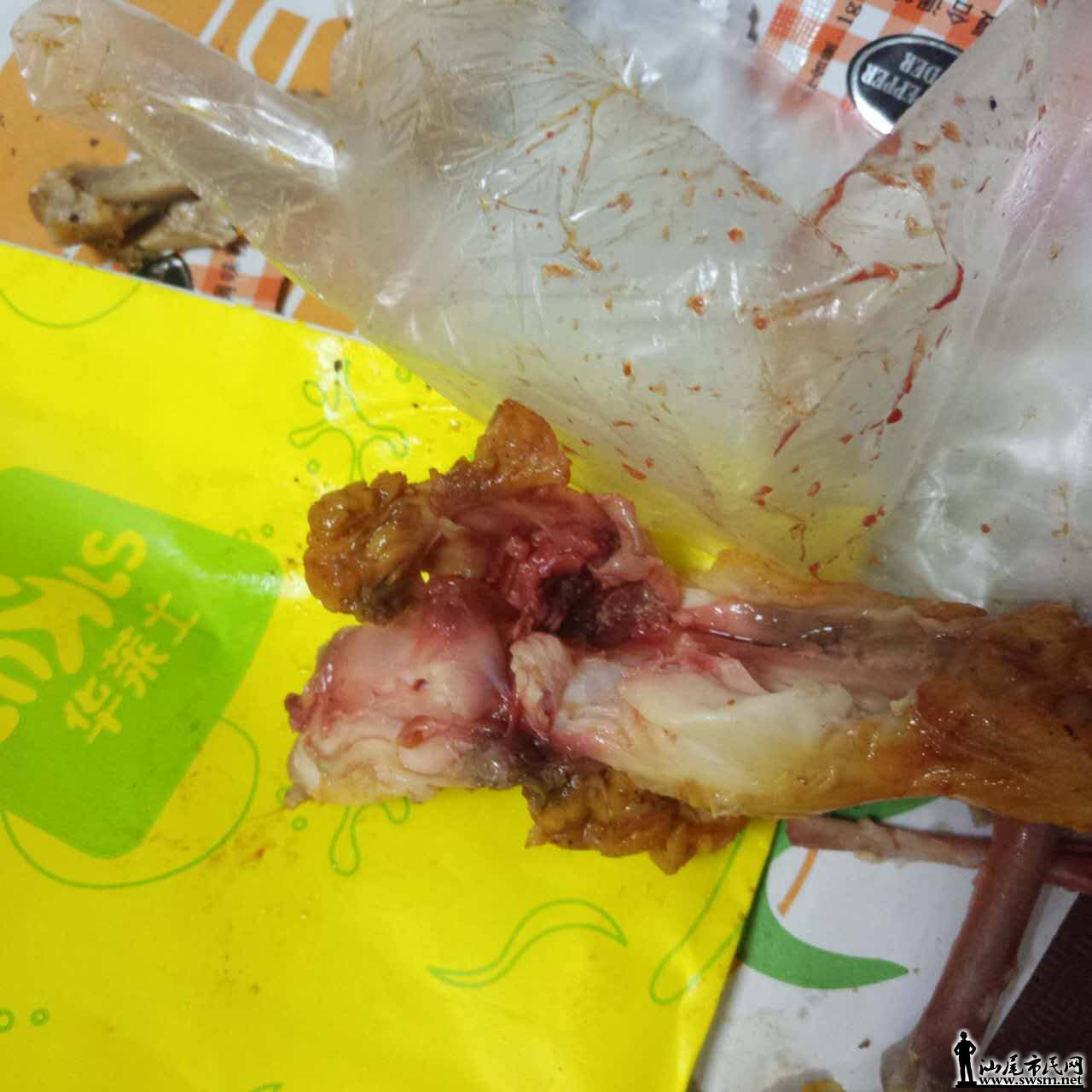 华莱士鸡肉不熟有血还硬说是酱汁