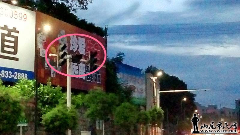 ½�����չ�԰�ſڵĺ��̵ƺþò�������