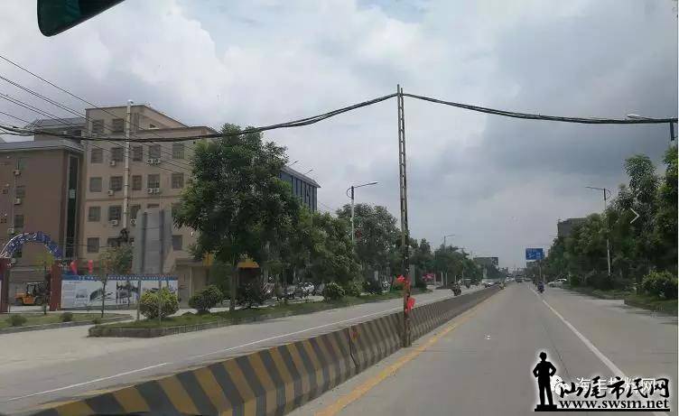 �������һ�����ߺ���·�м䣬��ľ��֧�ţ��ҵ��˳�˭����