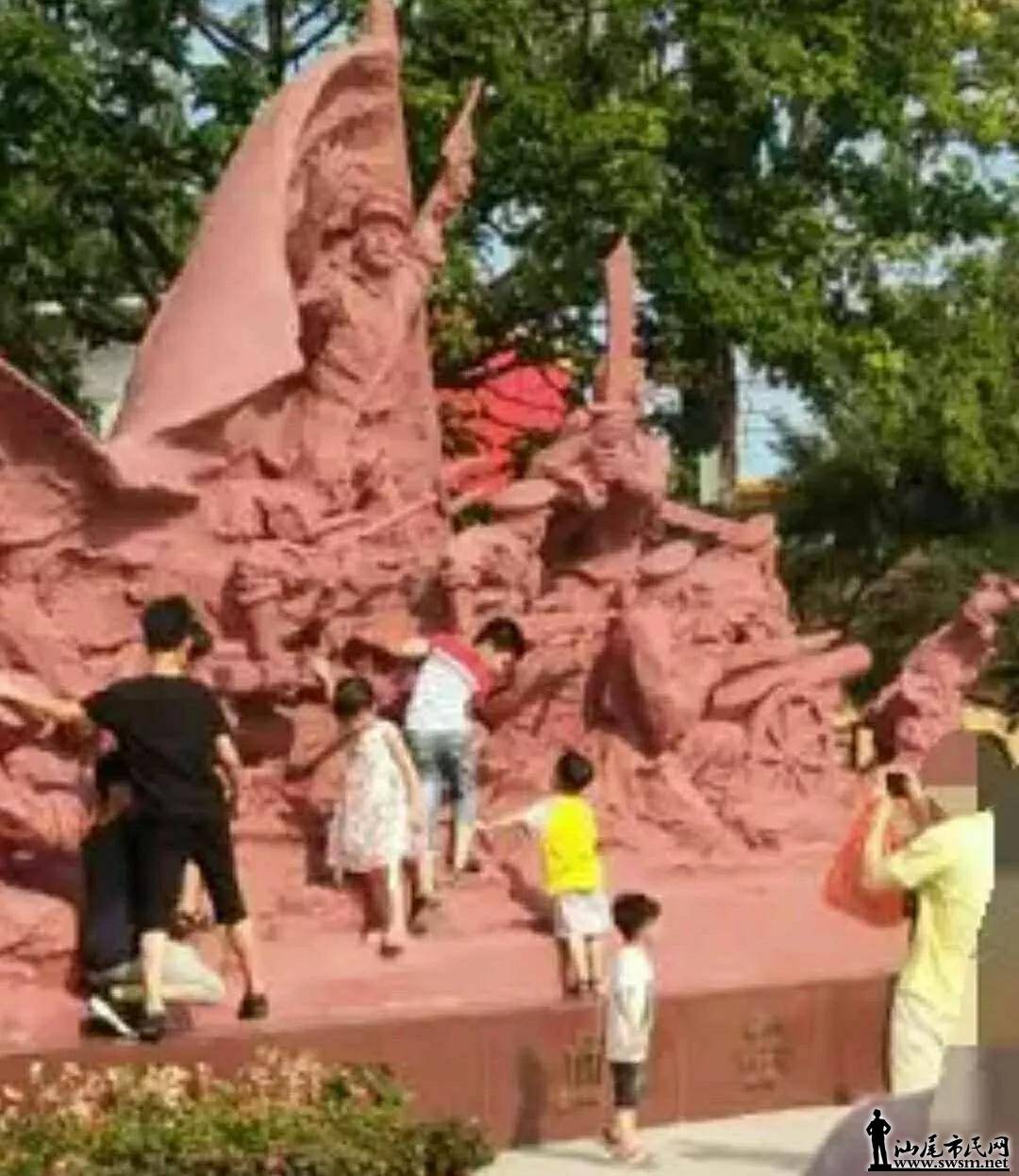 @�����ˣ�����ǻ��۾�һ���������ǵĺ칬�쳡�ͺ�ɫ�Ļ���