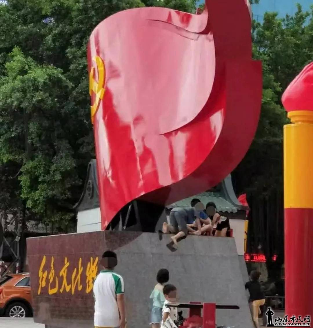 @�����ˣ�����ǻ��۾�һ���������ǵĺ칬�쳡�ͺ�ɫ�Ļ���