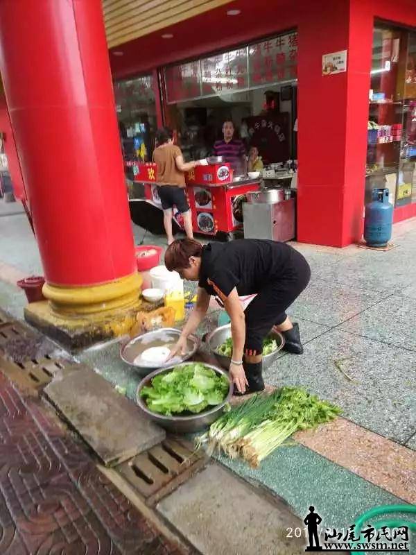 @�����ˣ�����ǻ��۾�һ���������ǵĺ칬�쳡�ͺ�ɫ�Ļ���