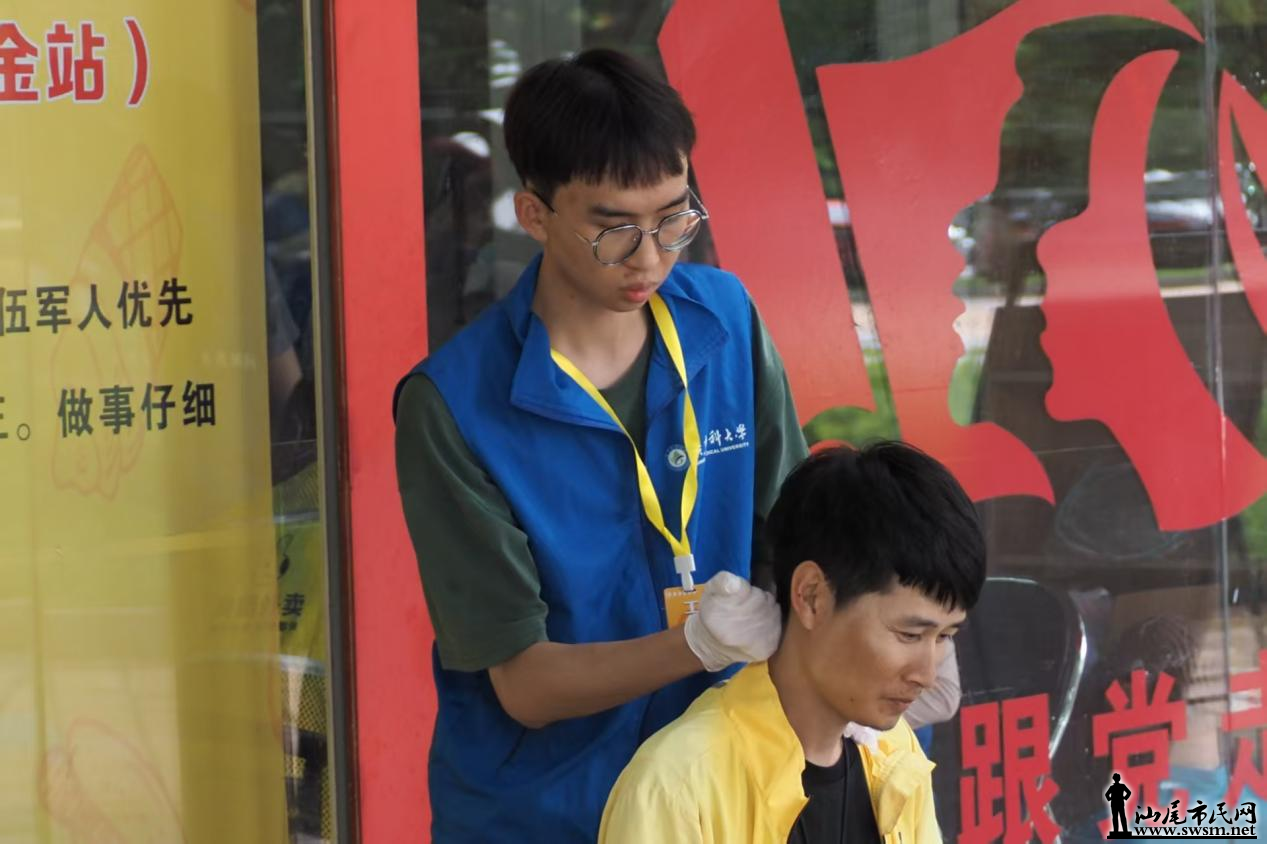 ͼΪ����ӳ�Ա��Ϊ����С�簴Ħ