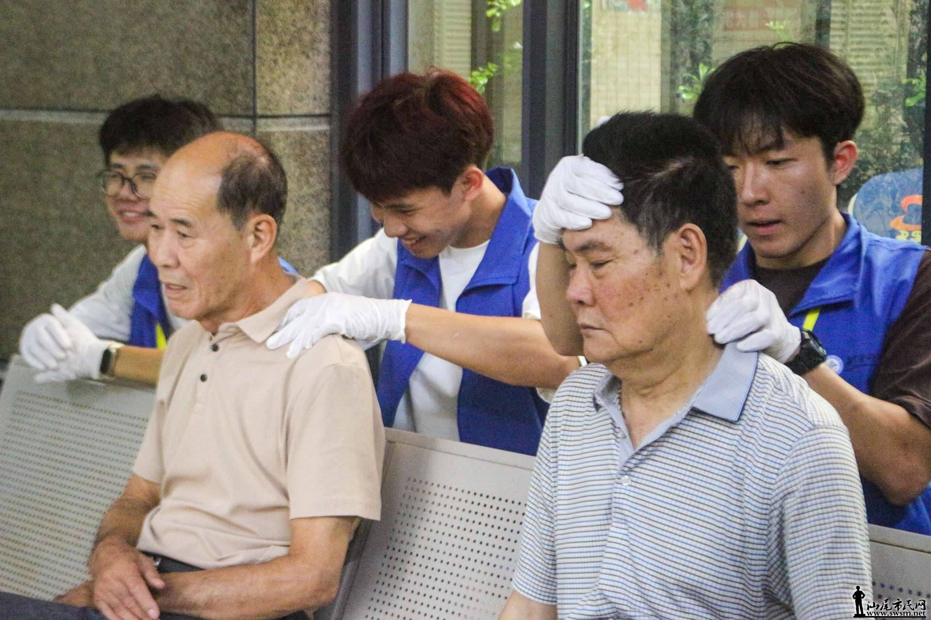 ͼΪ����ӳ�Ա��ΪС�����������ǰ�Ħ