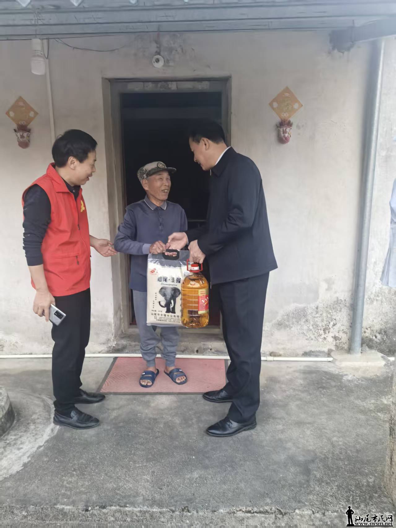 �꺮��ů������ ���ڵ������¶ȡ����ʴ�������β�з��п�չ����ǰ����Ⱥ���߷�ο�ʻ2.jpg